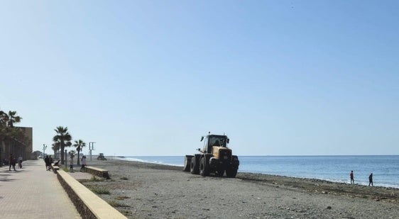 El Ayuntamiento de Adra trabaja en la adecuación de playas de cara a Semana Santa