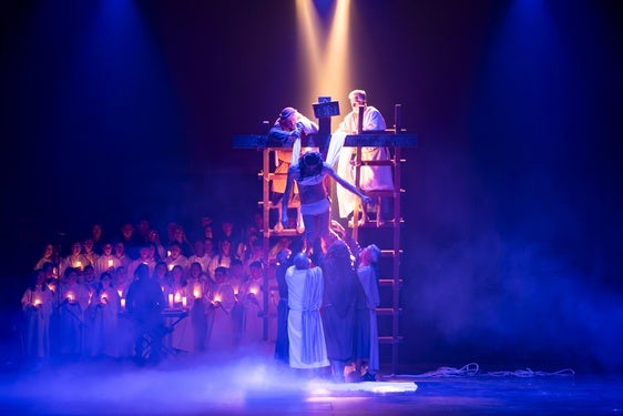 La representación de 'La Pasión' da un año más el pistoletazo de salida a la Semana Santa de Adra