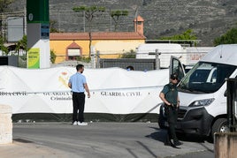 Guardia Civil acordona la zona donde ha ocurrido el tiroteo en Berja.