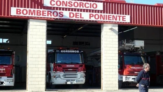 Calcinan un coche de 'Los Saúles' en Puente del Río cuando se cumplen tres días de violencia en Adra