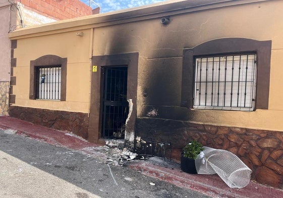 Una de las viviendas incendiadas en Puente del Río.