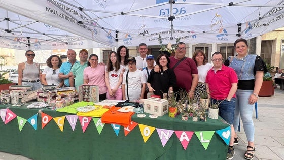 El Centro Ocupacional de Adra celebra un Mercadillo de Primavera en la Plaza Puerta del Mar