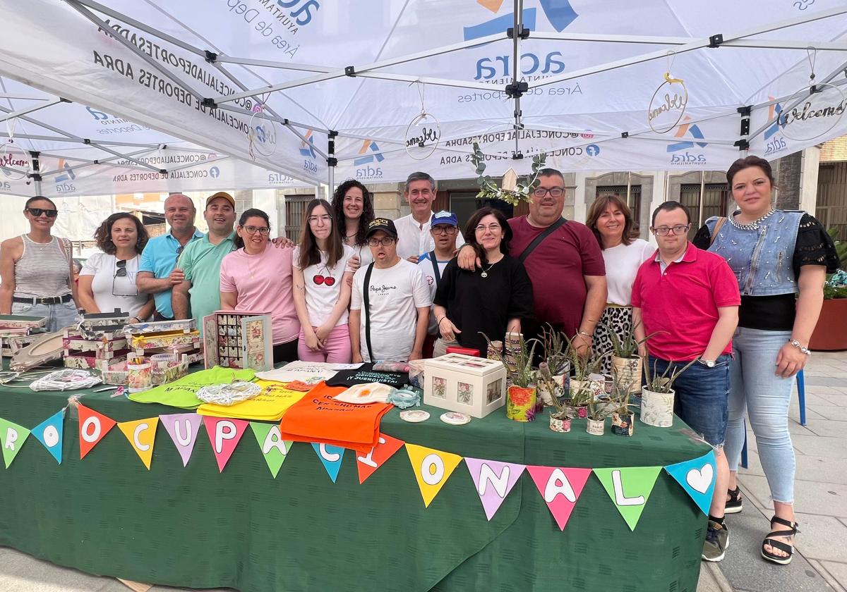 El Centro Ocupacional de Adra celebra un Mercadillo de Primavera en la Plaza Puerta del Mar