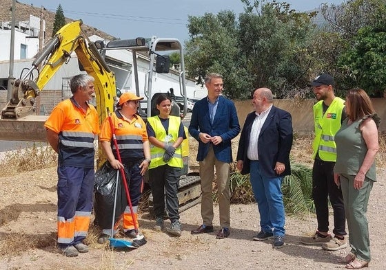 Visita del delegado de Empleo y el alcalde de Dalías a trabajadores del plan.