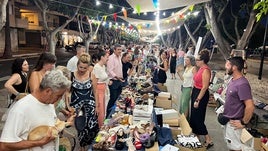 La nueva edición del 'Mercado Marinero' abre con una veintena de puestos del comercio local