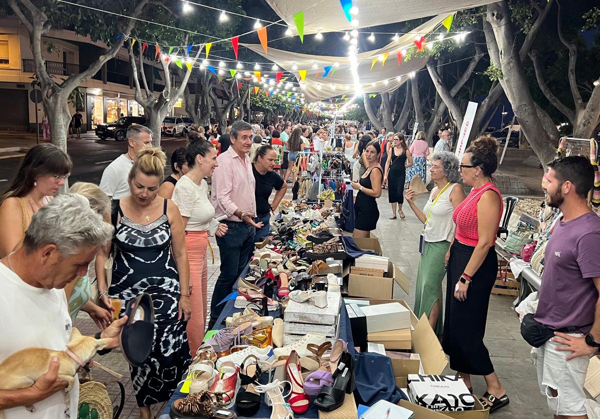 La nueva edición del 'Mercado Marinero' abre con una veintena de puestos del comercio local