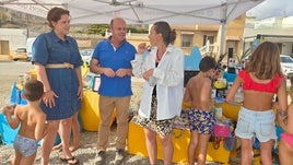 La campaña de educación ambiental 'Mi Playa Bonica' aterriza en la costa de Adra