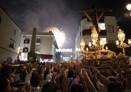 Dalías estalla en pólvora y fervor por su Cristo de la Luz
