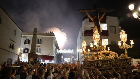 Dalías estalla en pólvora y fervor por su Cristo de la Luz
