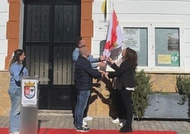 Fuente Victoria estrena escudo y bandera en su Casa Consistorial