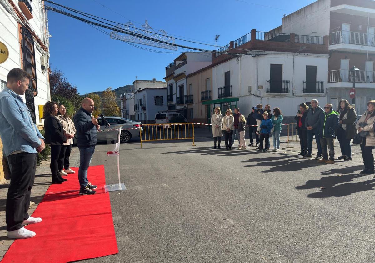 Imagen principal - Fuente Victoria estrena escudo y bandera en su Casa Consistorial