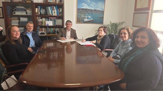 Adra refuerza su apoyo al comercio local con un nuevo convenio