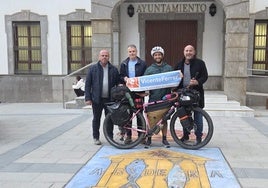 El ciclista a su llegada al municipio abderitano.