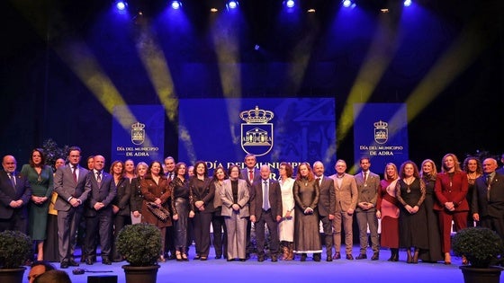 Adra celebra el Día del Municipio reconociendo a Los Finos y a la Asociación de Comerciantes