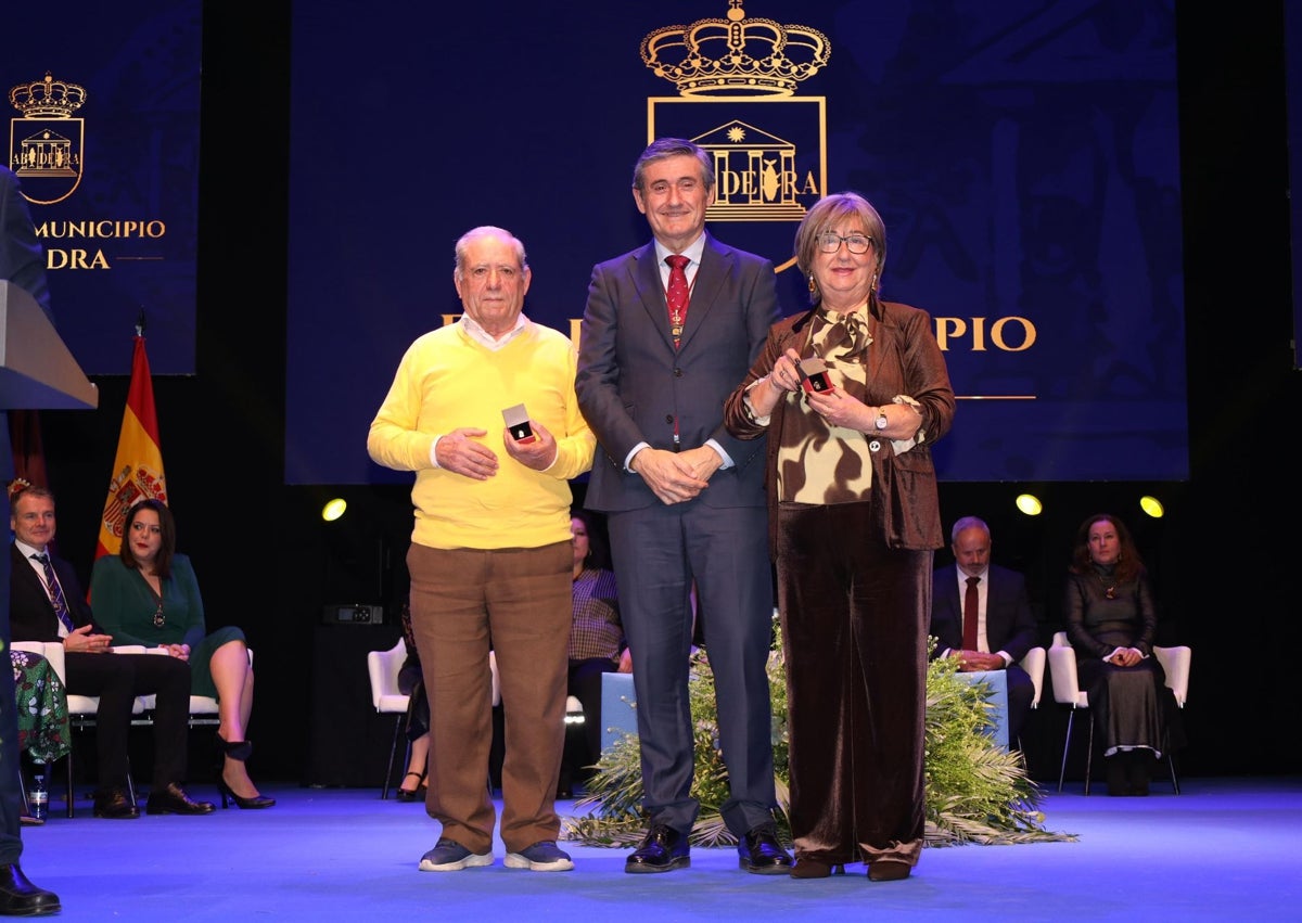 Imagen secundaria 1 - Adra celebra el Día del Municipio reconociendo a Los Finos y a la Asociación de Comerciantes