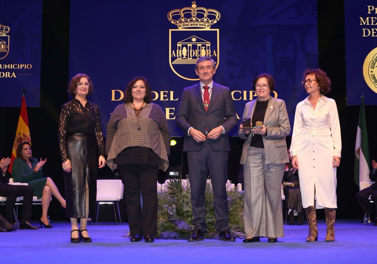 Imagen principal - Adra celebra el Día del Municipio reconociendo a Los Finos y a la Asociación de Comerciantes