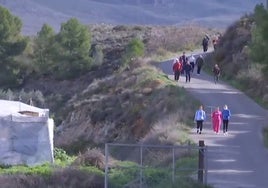 Vecinos participantes en la búsqueda del desaparecido en Berja.