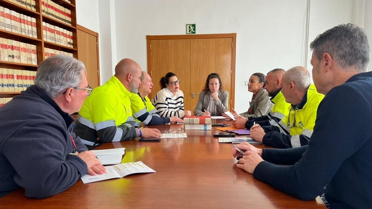 Adra ultima los preparativos de limpieza para una Semana Santa de esplendor en sus calles