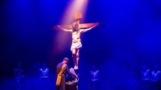 La Pasión de Cristo emociona al público en una intensa representación en el Auditorio 'Ciudad de Adra'