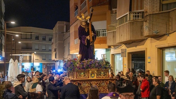 La imagen de Jesús Nazareno recorre las calles de Adra en una noche de silencio y recogimiento