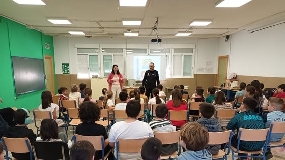 Adra refuerza la seguridad en las aulas con una campaña pionera contra el acoso escolar y los riesgos digitales