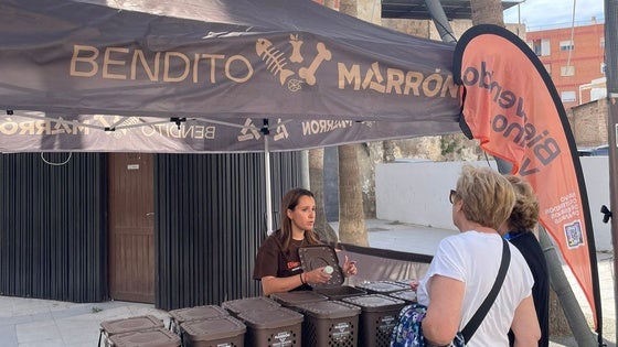 Adra reactiva la campaña 'Bendito Marrón' para consolidar el reciclaje orgánico entre sus vecinos