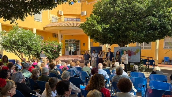 La Residencia 'Ciudad de Adra' abre sus puertas en una emotiva jornada de convivencia para honrar a los mayores del municipio