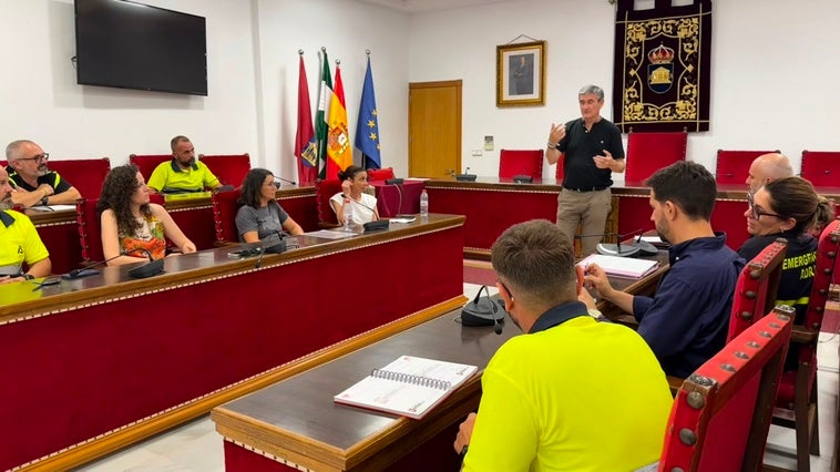 Adra despliega un potente dispositivo de seguridad y limpieza para blindar el litoral en la Noche de San Juan