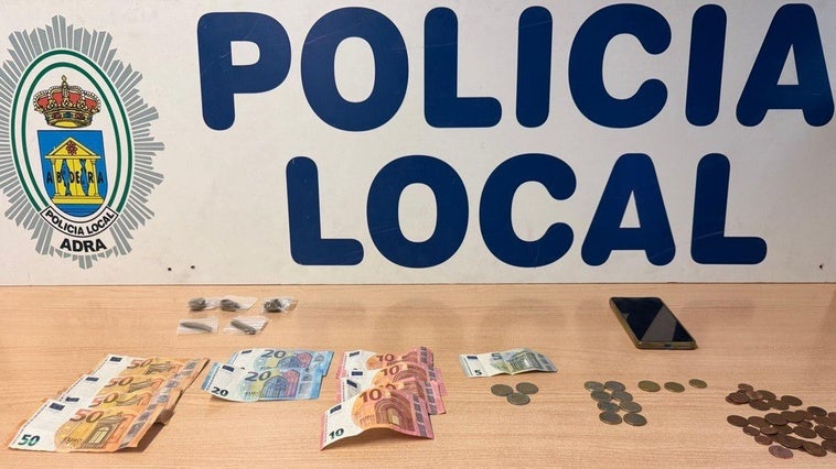 Detenido al ser sorprendido llevando hachís en bolsas en Adra