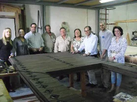 Comienzan los trabajos para colocar las puertas de madera en la iglesia de La Curva