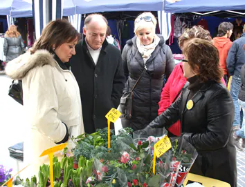 La plaza del Centro Cultural acoge la primera jornada del Mercadillo de Oportunidades