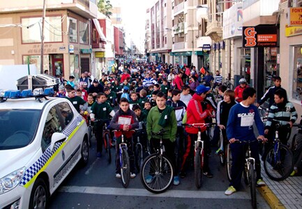Las amas de casa de Adra reúnen a unas cien personas en su Día de la bicicleta