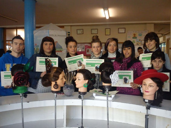 Alumnos de peluquería del IES Abdera muestran sus trabajos