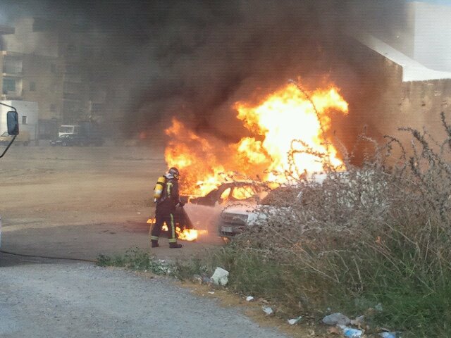 Bomberos del Poniente sofocan un incendio de tres vehículos en Adra