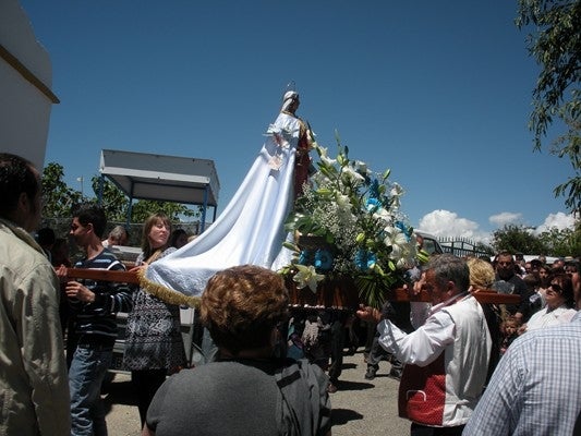 Cientos de personas acuden al Trebolar ( Adra ) por las fiestas de Santa Lucía