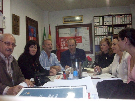 El Psoe de Adra pide que los miembros de la asociación de la  Fibromialgia Abdera no paguen por usar la piscina