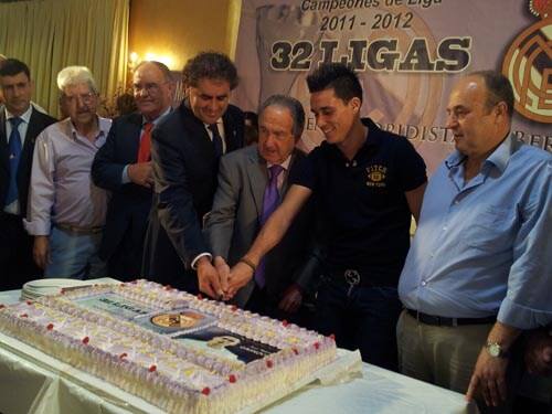 El jugador del Real Madrid, José Callejón, homenajeado por la peña de Berja en Adra