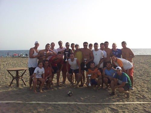 ‘Los Leonores’ ganan el Campeonato de Balonmamo Playa 2012 de Adra en categoría absoluta