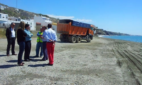 Las playas de las barriadas de Adra y El Censo reciben arena para su regeneración