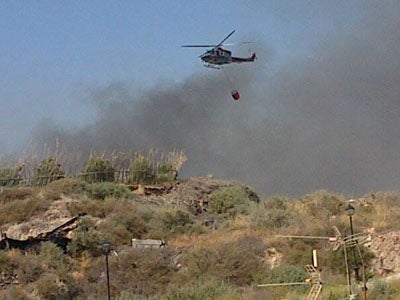 El INFOCA intenta sofocar un incendio en Adra