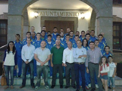 El Alcalde de Adra felicita al Tabo Export Balonmano Adra tras su ascenso a Primera Andaluza y ser campeón andaluz de su categoría