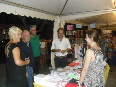 El Mercado de saldos de los comerciantes de Adra contará hoy con Los Vinilos