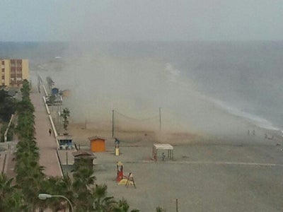 Se forma un tornado en la playa del Carboncillo