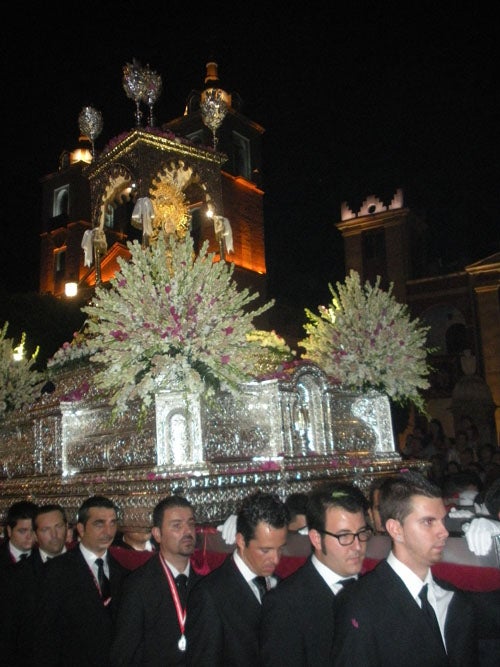 Miles de personas acuden a la procesión de la patrona de Berja en su día grande