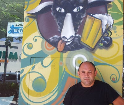«Empecé desde abajo, fregando vasos, y ahora tengo mi negocio»