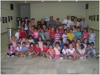 Los niños de la escuela Infantil Barajas visitan la obra del escultor Antonio Cortés