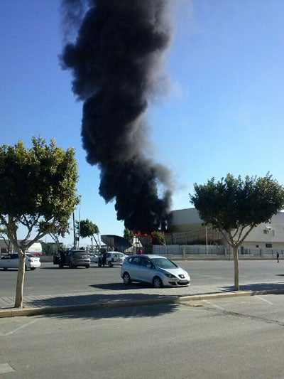 Fuego en los astilleros del puerto de Adra