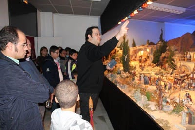 El Belén Municipal cuenta con más de 200 figuras, incorpora escenas nuevas y recrea algunas de las tradicionales de Adra
