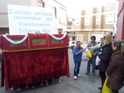 La Semana Santa se cuela en el espíritu navideño de Adra con un ensayo solidario