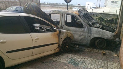 Así han quedado los coches calcinados en Adra